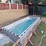 Postup pri obetónovávaní šedého obdĺžnikového bazéna s rohovými schodmi