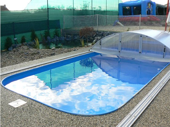 Modrý plastový bazén so zaoblenými rohmi s lemovou lištou