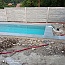Dokončovacie práce po usadení obdĺžnikového bazéna v šedej farbe
