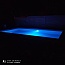 Šedý obdĺžnikový bazén s rovnými rohovými schodmi - nočné osvetlenie