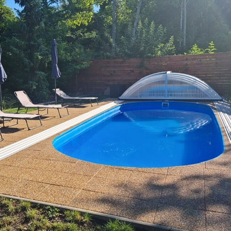 Modrý oválny bazén