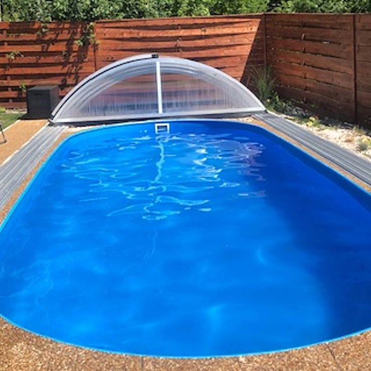 Oválny bazén v modrej farbe, zastrešenie Praktik