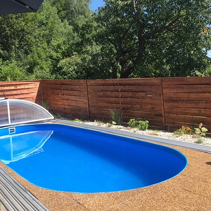 Oválny bazén v modrej farbe