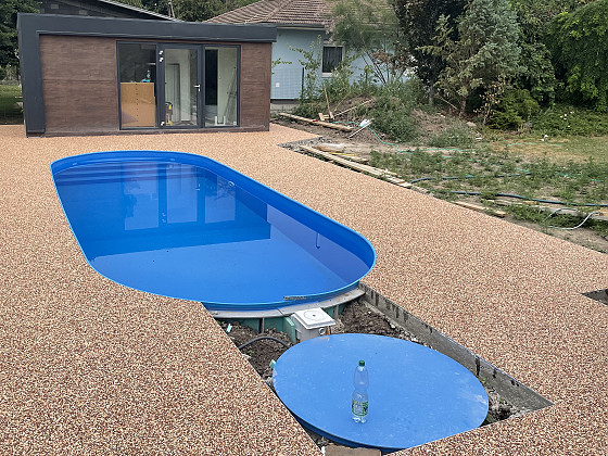 Plastový bazén oválneho tvaru do zeme
