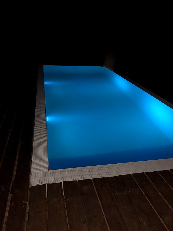 Prelivový bazén so svetlami v noci 