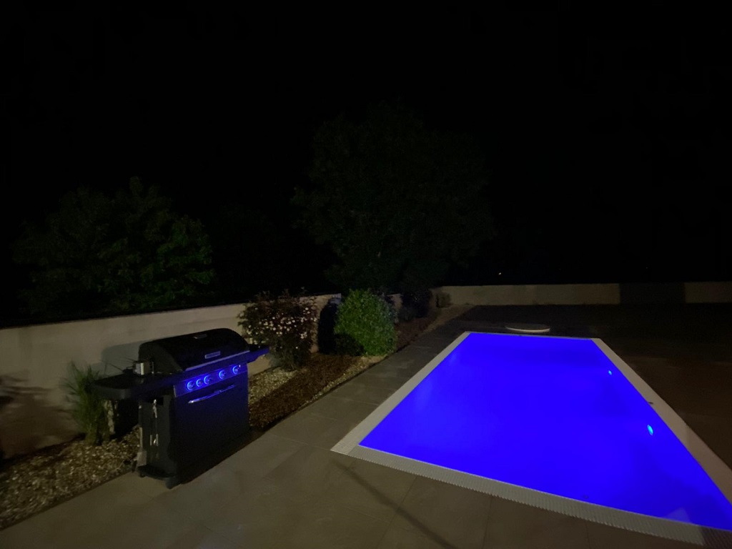 Osvetlený prelivový bazén